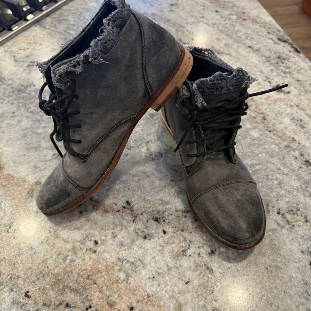 Free People 7.5-8/38 Vaughn Gray Leather Distressed Crochet Trim Combat Boots - Picture 3 of 10